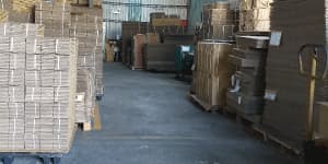 參觀紙箱工廠，紙箱生產技術熟練精良，員工熱忱用心